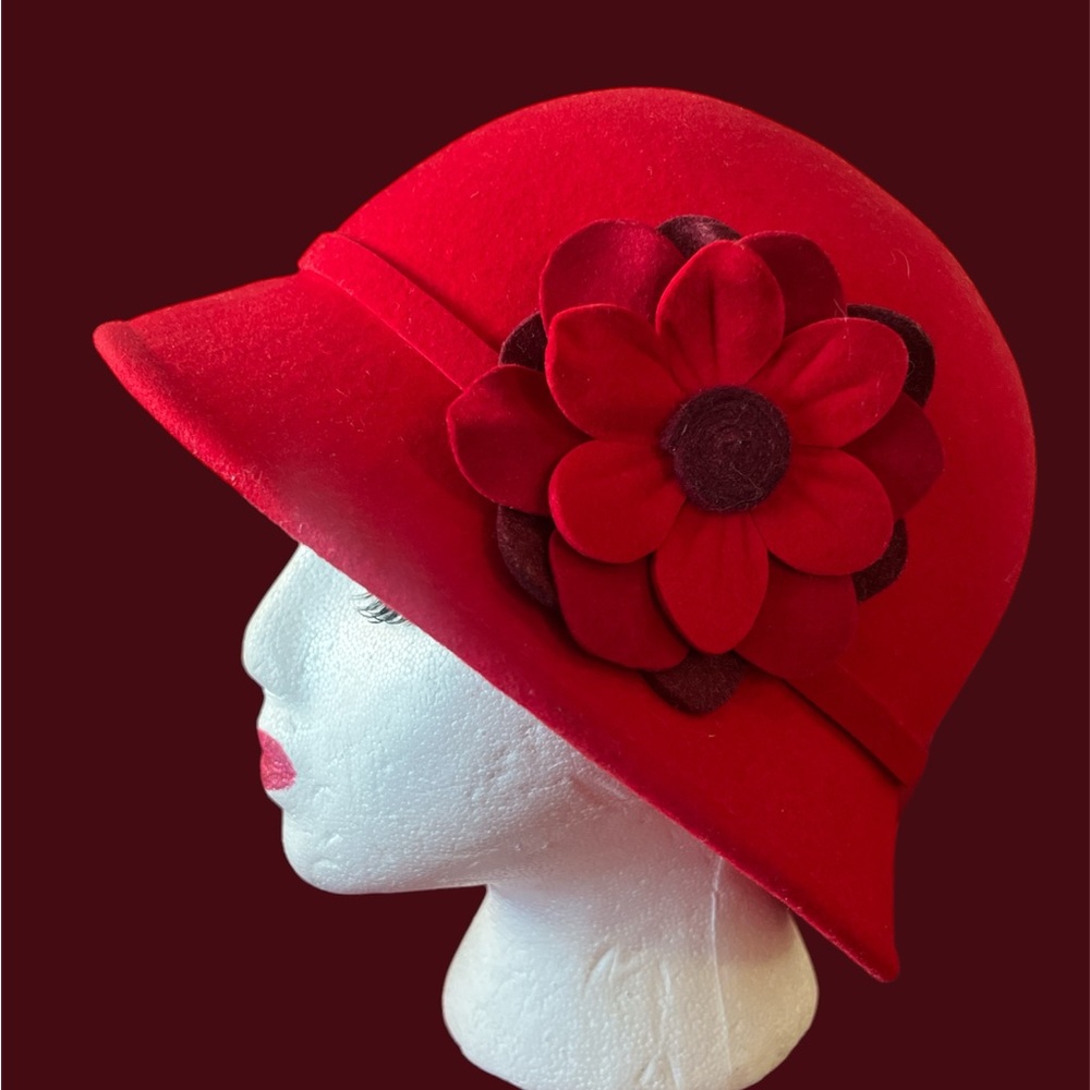 a Augus T red hat with gorgeous flower 🌺